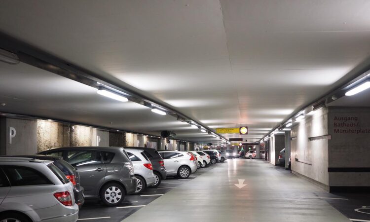 Varkensruggen beton bij parkeerplaatsen