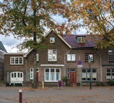 Openslaande garagedeuren: klassieke charme en praktische voordelen